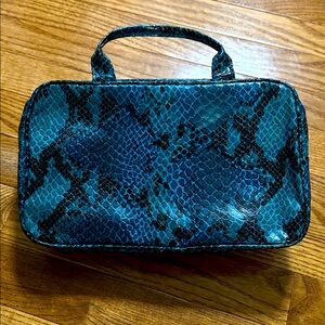 💜 ESTEE LAUDER blue snakeskin makeup bag with handles
